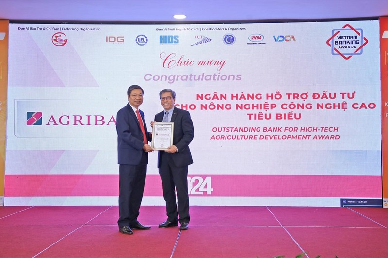 Agribank duoc vinh danh 3 giai thuong Ngan hang Viet Nam tieu bieu 2024-Hinh-2