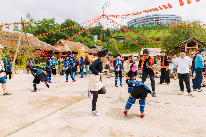 Ngay dau nghi le, du khach do ve Fansipan, Sa Pa-Hinh-6