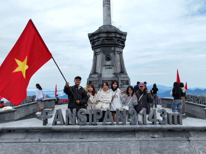 Ngay dau nghi le, du khach do ve Fansipan, Sa Pa-Hinh-8