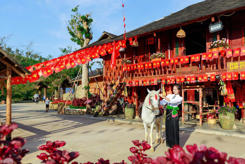 Ngay dau nghi le, du khach do ve Fansipan, Sa Pa