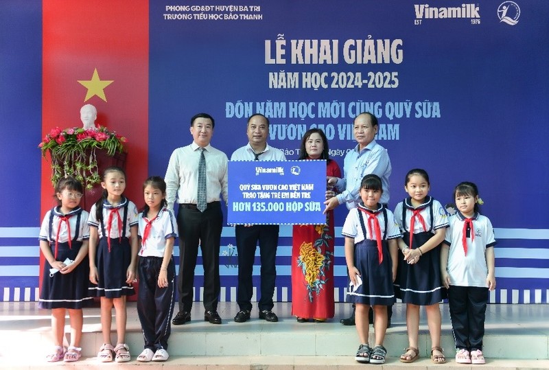 VINAMILK tang gan 200.000 hop sua cho tre em nhan ngay tuu truong