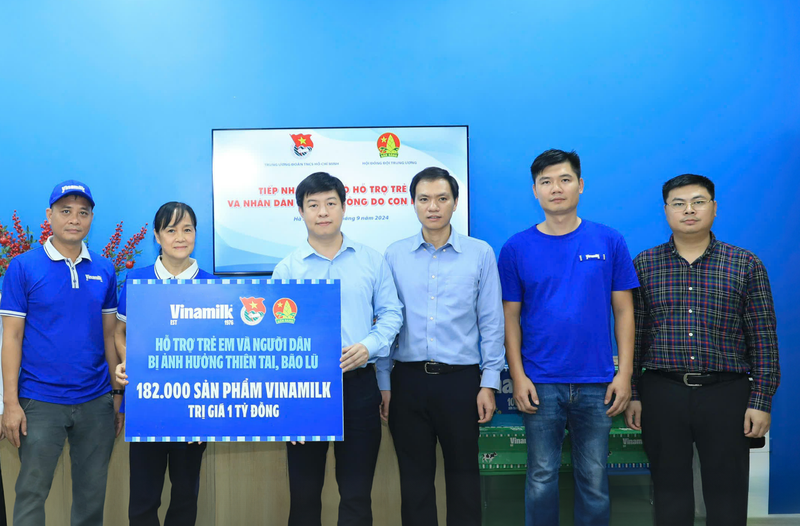 Vinamilk ho tro 550.000 san pham thiet yeu cho dan vung bao lu-Hinh-2