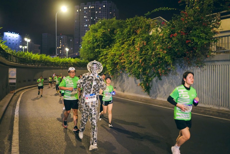 VPBank VnExpress Marathon Ho Chi Minh City Midnight – cung duong soi dong-Hinh-6