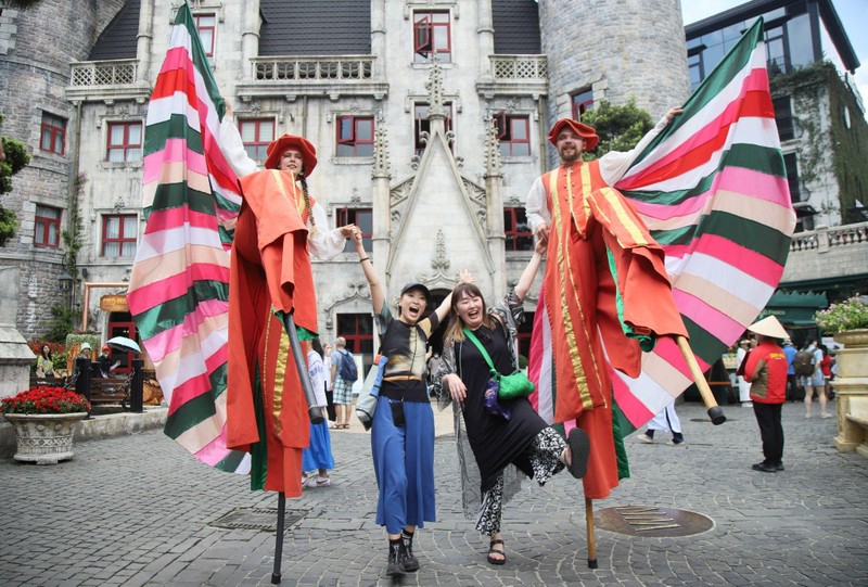 Có gì trong cái “bắt tay” giữa Sun World và Lữ hành Saigontourist? - Hình 4 Co gi trong cai “bat tay” giua Sun World va Lu hanh Saigontourist? -Hinh-4
