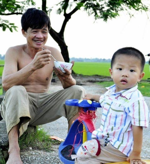 Xem tre em thanh pho quay pha tung bung khi ve que