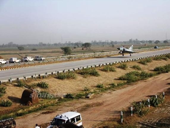 Ngoan muc tiem kich Su-30 ha canh tren duong cao toc-Hinh-9