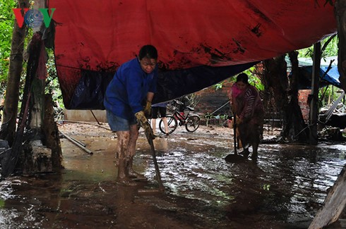 Anh: Dan khon kho vi lu cuon hon 100 thung dau vao nha-Hinh-4