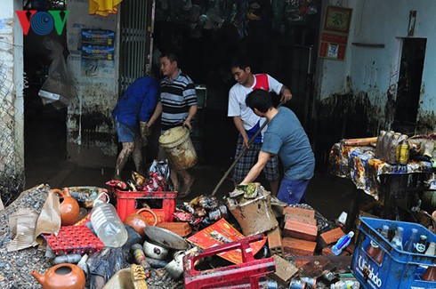 Anh: Dan khon kho vi lu cuon hon 100 thung dau vao nha-Hinh-8