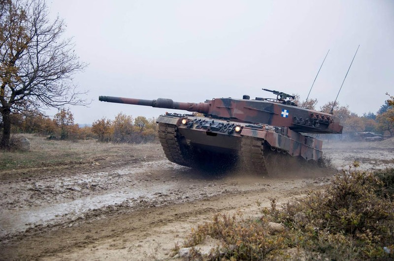 Man nhan xe tang Leopard 2A4 phi nuoc dai tren duong lay-Hinh-2