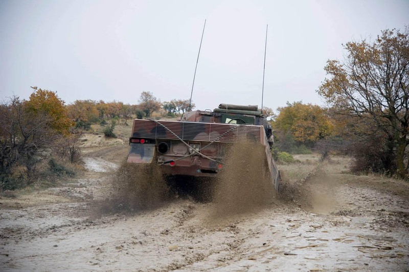 Man nhan xe tang Leopard 2A4 phi nuoc dai tren duong lay-Hinh-5