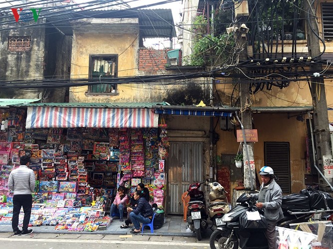 Can canh nhung chiec loa phuong bam cot dien o Ha Noi-Hinh-5