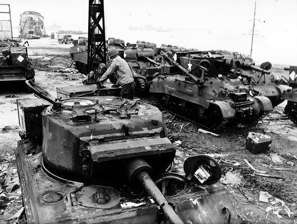 Muc kich xe tang M4 Sherman o at tien cong Normandy-Hinh-3