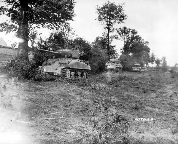 Muc kich xe tang M4 Sherman o at tien cong Normandy-Hinh-5