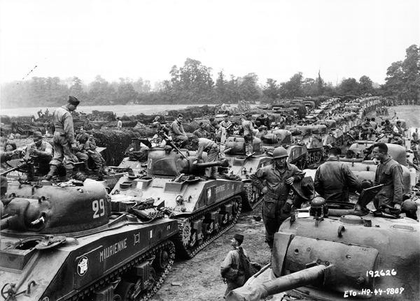 Muc kich xe tang M4 Sherman o at tien cong Normandy-Hinh-9