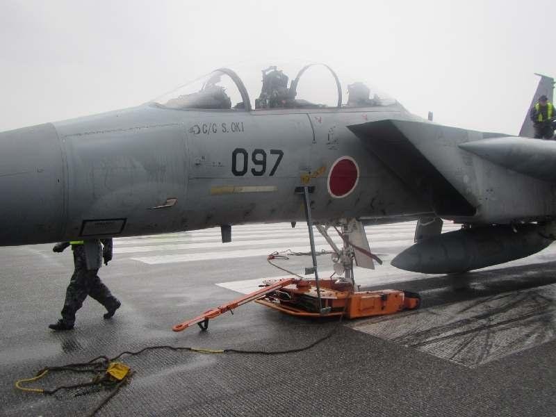 Hy huu: May bay F-15 Nhat Ban roi...banh khi cat canh