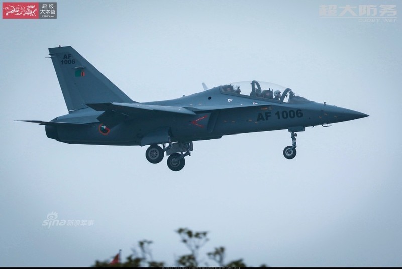 Can canh may bay huan luyen L-15 Trung Quoc ban cho Zambia-Hinh-3