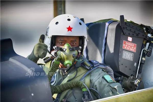 Can canh may bay huan luyen L-15 Trung Quoc ban cho Zambia-Hinh-4