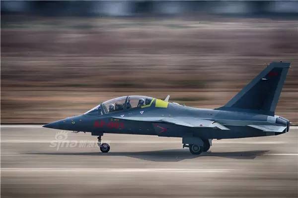 Can canh may bay huan luyen L-15 Trung Quoc ban cho Zambia-Hinh-6