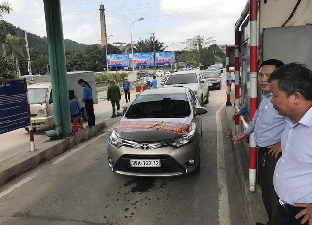 Nghe An: Dua o to ra cau Ben Thuy 1 phan doi thu phi BOT