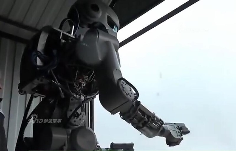 Giat nay minh robot chien dau y nhu nguoi cua Nga-Hinh-4