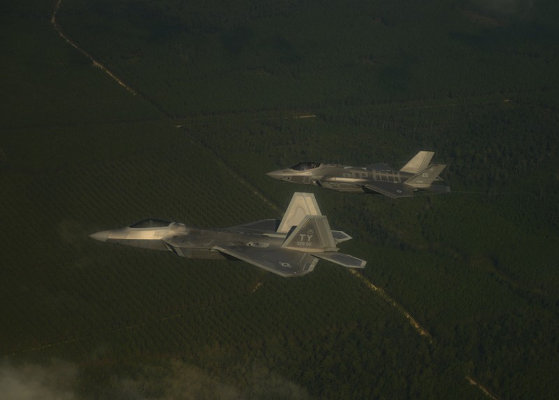 Phai chang F-22 Raptor dang ngang duong cong danh F-35?-Hinh-9