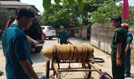 Bat giu trong dem mot nguoi van chuyen qua bom hon 300kg