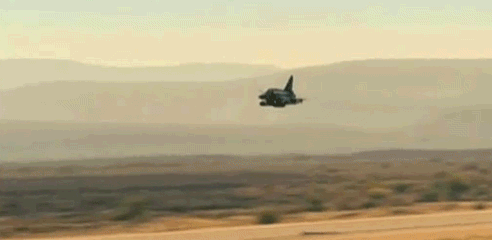Ky tich: Gam mot tieng, F-16 khien 500 linh thao chay