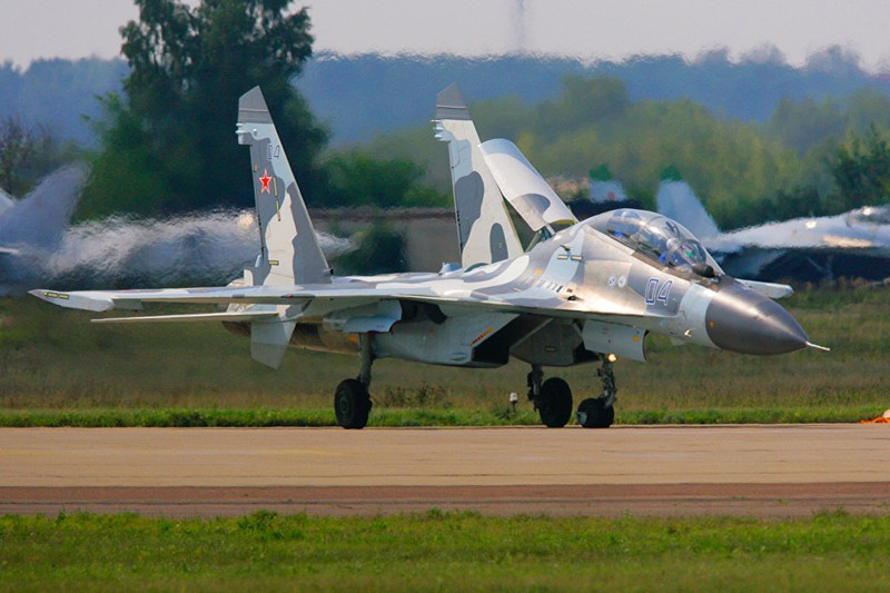 Chua te troi xanh: 40 nam lan dau Su-27 cat canh-Hinh-8