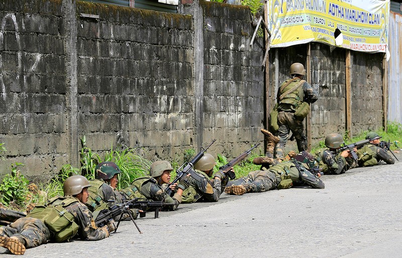 &quot;Chay nha ra mat chuot&quot;: Philippines khong co mot xe tang-Hinh-5