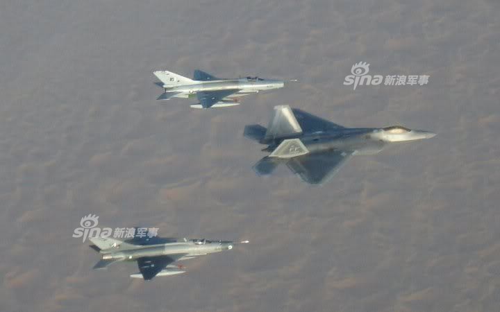 Choang: Tiem kich MiG-21 Trung Quoc sat canh cung F-22 My-Hinh-2