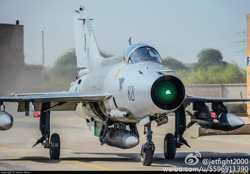 Choang: Tiem kich MiG-21 Trung Quoc sat canh cung F-22 My-Hinh-3