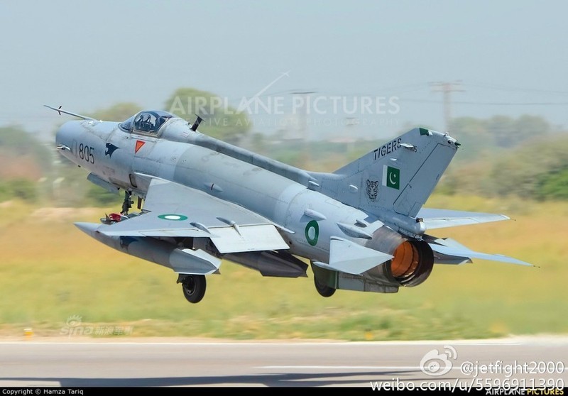 Choang: Tiem kich MiG-21 Trung Quoc sat canh cung F-22 My-Hinh-4