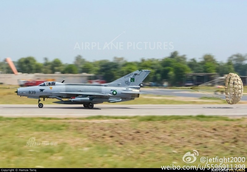Choang: Tiem kich MiG-21 Trung Quoc sat canh cung F-22 My-Hinh-5