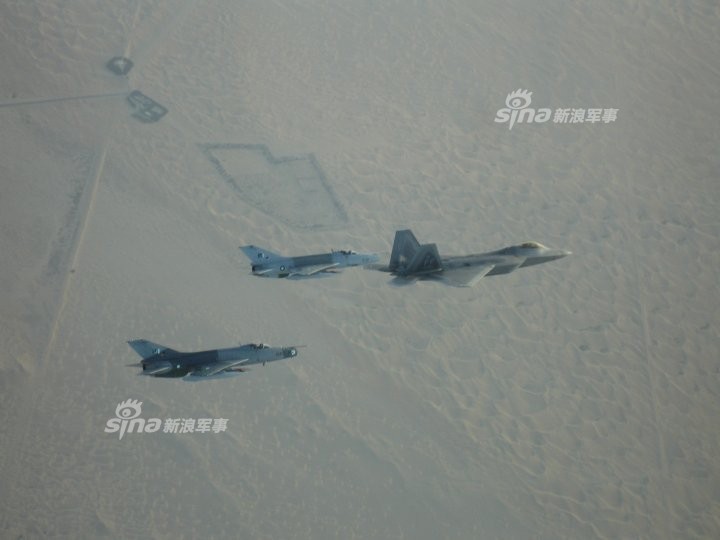 Choang: Tiem kich MiG-21 Trung Quoc sat canh cung F-22 My