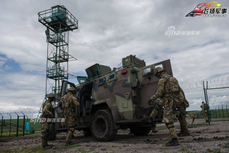 Nga-Ukraine: Tu anh em tot den xay tuong doc bien gioi-Hinh-7