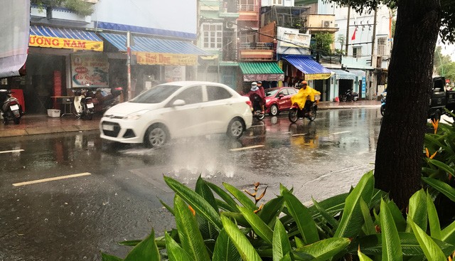 Hinh anh ky thu: "Nhac nuoc" trong mua lon o TPHCM-Hinh-2