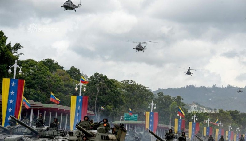 Man nhan Quan doi Venezuela duyet binh khoe vu khi &quot;khung&quot;-Hinh-12