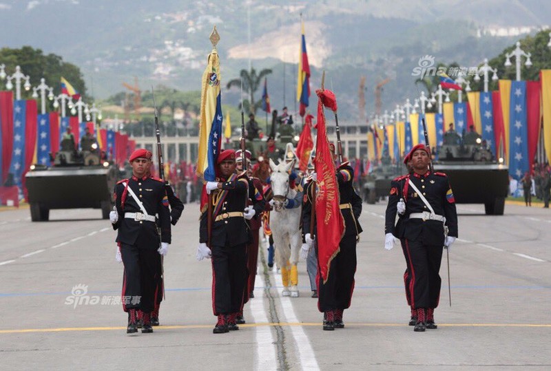 Man nhan Quan doi Venezuela duyet binh khoe vu khi &quot;khung&quot;-Hinh-3