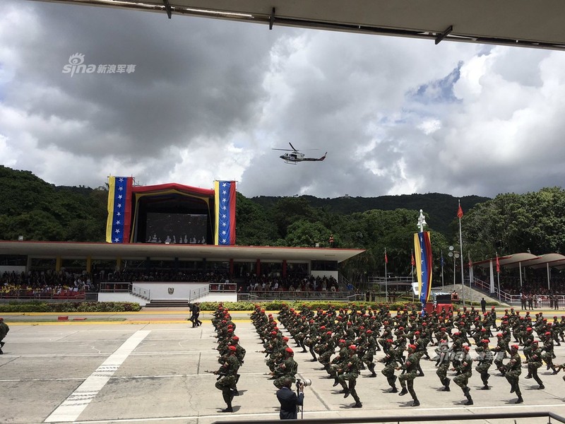 Man nhan Quan doi Venezuela duyet binh khoe vu khi &quot;khung&quot;-Hinh-5
