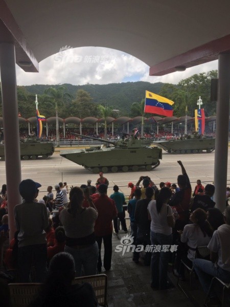 Man nhan Quan doi Venezuela duyet binh khoe vu khi &quot;khung&quot;-Hinh-8