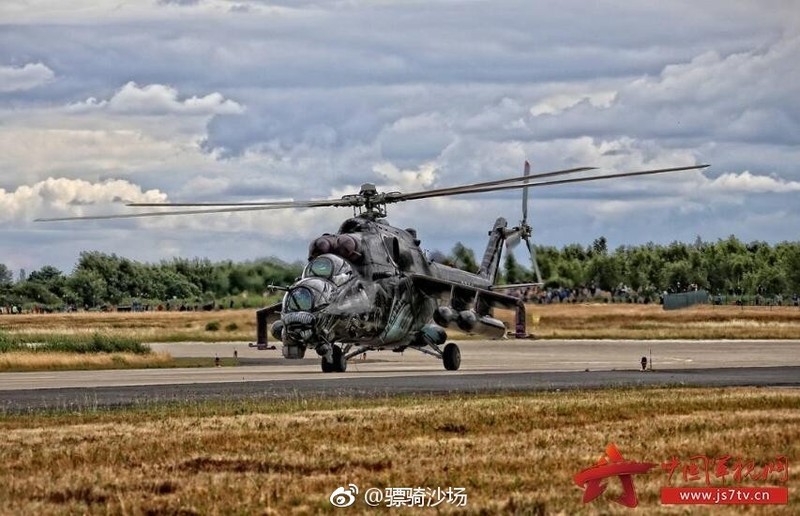 Rung minh truoc dan truc thang Mi-24 “xam tro day minh“-Hinh-4
