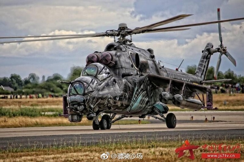 Rung minh truoc dan truc thang Mi-24 “xam tro day minh“