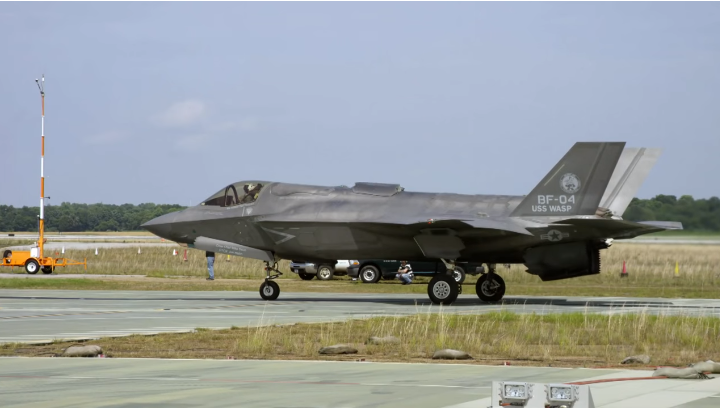 Tiem kich F-35B cat canh thanh cong tu tau san bay...mat dat-Hinh-2