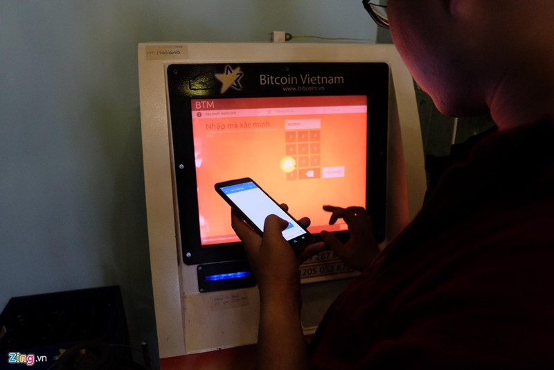 Can canh may ATM Bitcoin trong tiem an o Sai Gon-Hinh-8