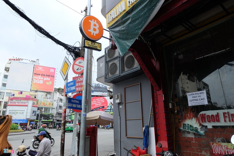Can canh may ATM Bitcoin trong tiem an o Sai Gon