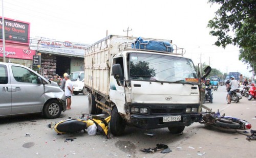 Xe tai gay tai nan lien hoan, doi nam nu nguy kich