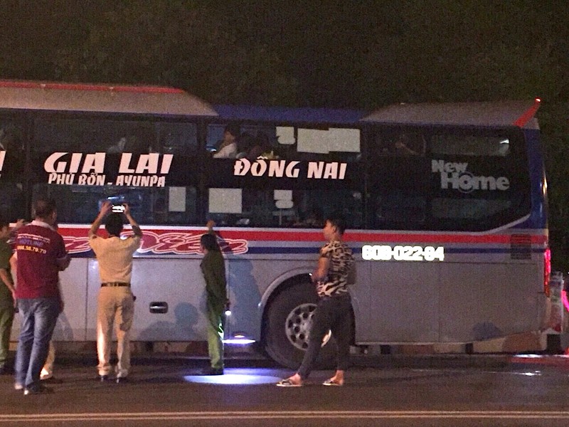 Tai dien nem da xe khach tren duong Ho Chi Minh