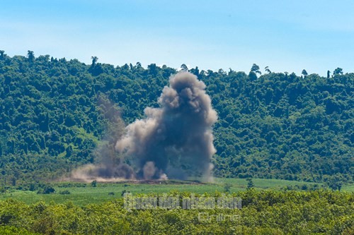 Rao ruc canh Su-22, Su-30 Viet Nam ban, nem bom du doi-Hinh-11