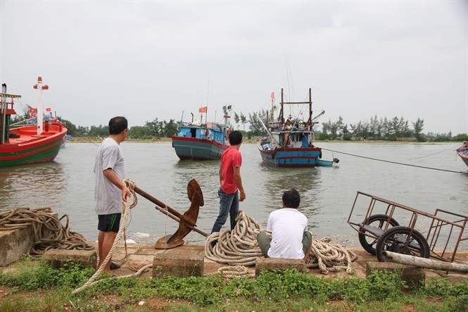 Bao so 10 chua vao toi dat lien, Hue da co nguoi thiet mang-Hinh-2