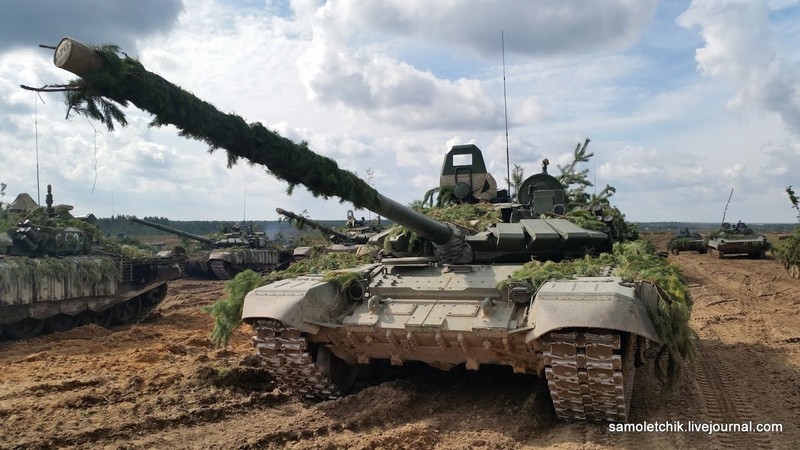 T-72B3 mod 2016 lan dau thuc chien ngay sat bien gioi NATO-Hinh-4